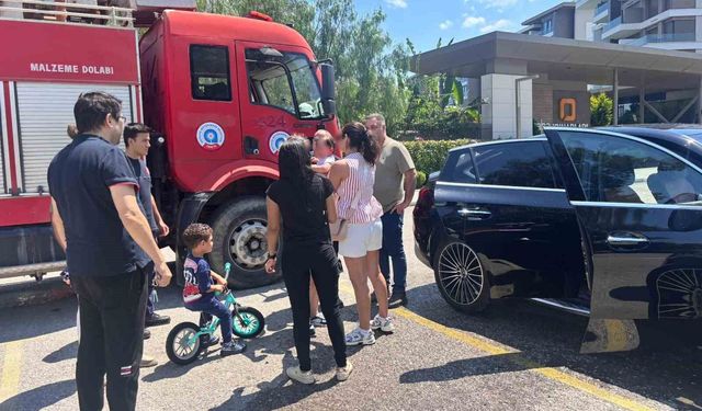 Çocuğu araç içerisinde kilitli kaldı, gözyaşlarına boğulan kadının yardımına itfaiye ekipleri yetişti