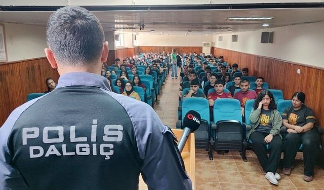 Dalgıç polislerden öğrencilere boğulma uyarısı