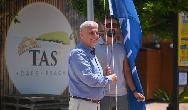 Demre'deki Taş Beach'te mavi bayrak dalgalanmaya devam edecek