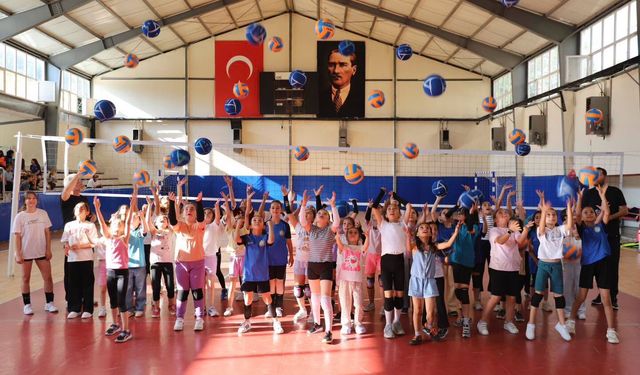 Elmalı Belediyespor Kulübünün kızlar voleybol kursu başladı