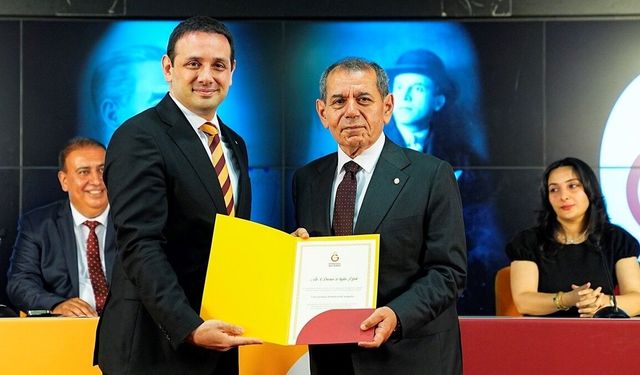 Galatasaray'da yeniden başkanlığa seçilen Dursun Özbek ile yönetimi mazbatalarını aldı