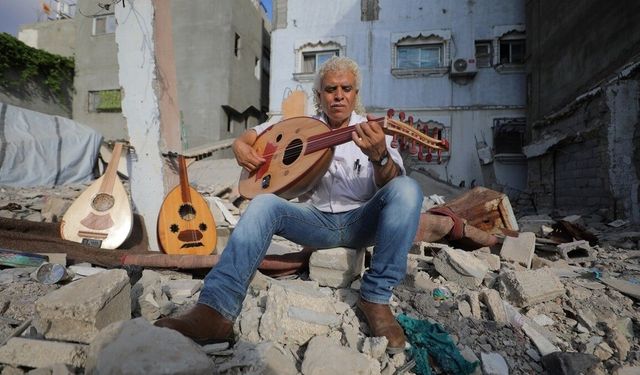 Gazzeli sanatçı Ebu Şaviş, müzik aletlerini onararak savaşla kırılan umutları yeşertiyor