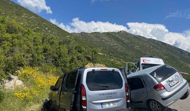 GÜNCELLEME - Isparta'da iki otomobilin çarpıştığı kazada 2 kişi öldü, 4 kişi yaralandı