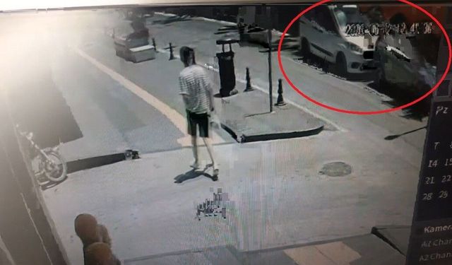 Hafif ticari araçlar çarpıştı, kaza anı kameraya yansıdı