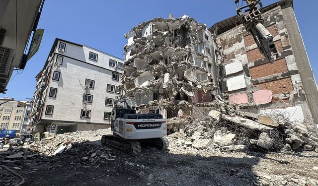 İskenderun'da Ağır Hasarlı Bina Yıkıldı: Diğer Binalar Zarar Gördü!