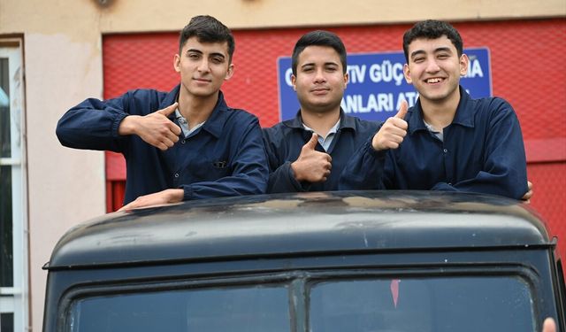 Hurdaya ayrılan klasik kamyonete öğrenci dokunuşu