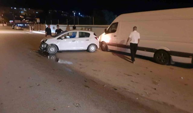 Isparta'da kontrolden çıkan otomobil park halindeki araca çarptı: 1 yaralı