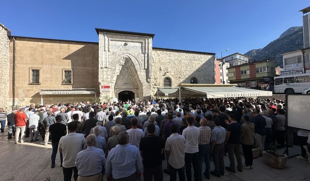 Isparta'da park halindeki araçta ölü bulunan iki gencin cenazeleri toprağa verildi