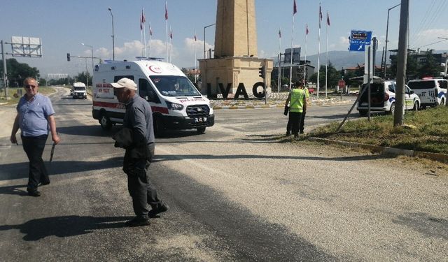 Isparta'da ticari araç ile otomobil çarpıştı: 1 yaralı