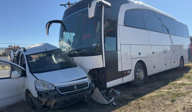 Isparta'da tur otobüsüyle çarpışan hafif ticari araçtaki sürücü hayatını kaybetti