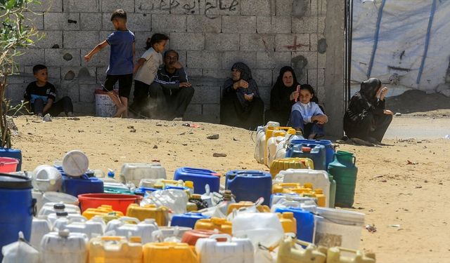 İsrail'in şebekelerini tahrip ettiği ve ablukayı sürdürdüğü Gazze'de su krizi büyüyor