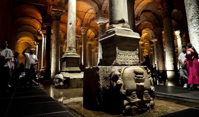 İstanbul'daki Yerebatan Sarnıcı'nı hafta sonu yaklaşık 25 bin kişi ziyaret etti