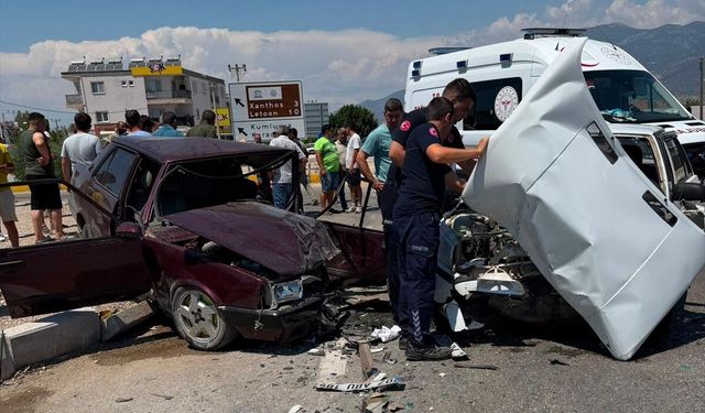 Kaş'ta iki otomobilin çarpıştığı kazada 3 kişi yaralandı