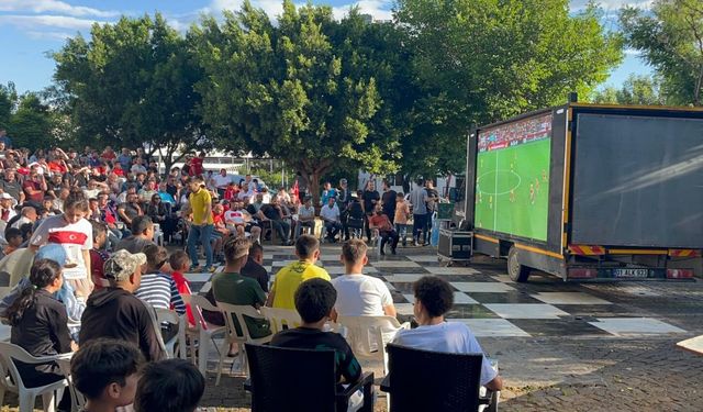 Kozan ilçesinde A Milli Futbol Takımı'nın maçı dev ekrandan izlendi