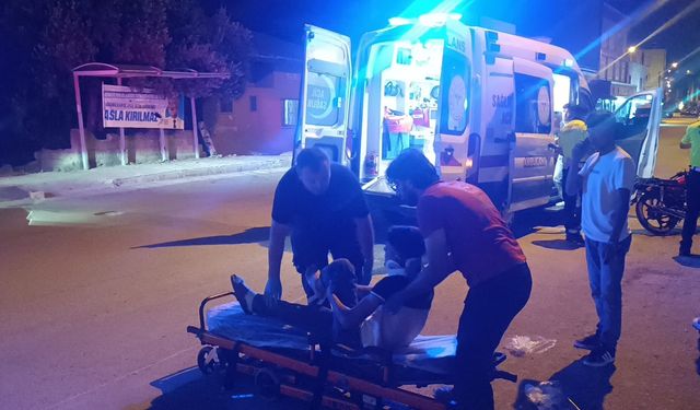 Kozan'da devrilen motosikletteki 2 kişi yaralandı