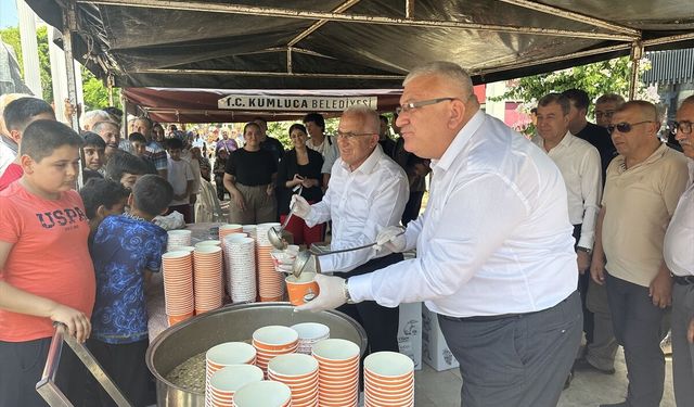 Kumluca Belediyesi vatandaşlara aşure ikramında bulundu
