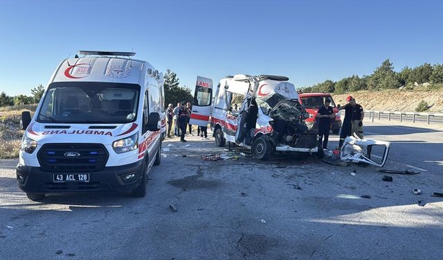 Kütahya'da ambulansın iki tıra çarptığı kazada 1 kişi öldü, 4 kişi yaralandı