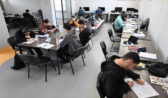 Mersin'de okuma salonları öğrencilerin ikinci adresi oldu