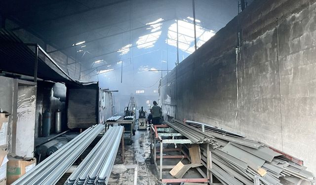 Mersin'de otomatik kepenk üretimi yapan işletmede çıkan yangın söndürüldü