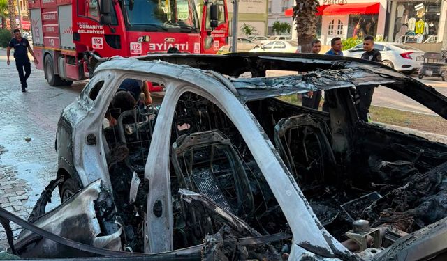 Osmaniye'de seyir halindeyken yanan otomobil kullanılamaz hale geldi