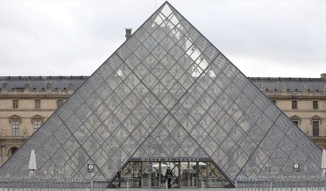 Paris'teki Louvre Müzesi aşırı sıcaklar nedeniyle kapılarını erken kapatacak