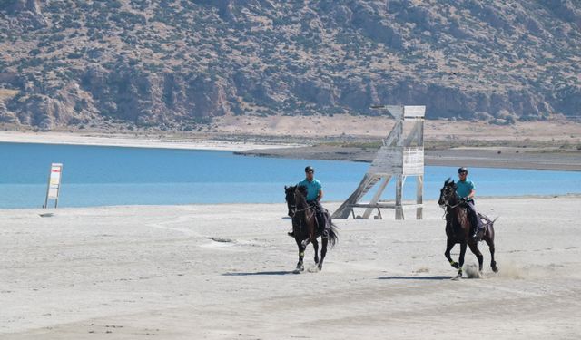 Salda Gölü'nde atlı jandarma ekibi göreve başladı