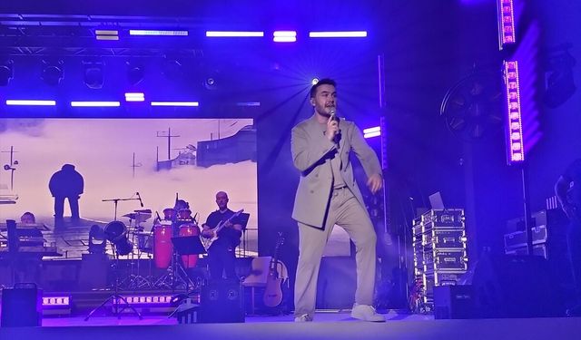 Şarkıcı Mustafa Ceceli Antalya'da konser verdi