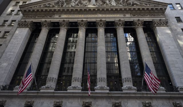 S&P 500 ve Nasdaq, çip hissesi satışları ve jeopolitik risklerle bir ayın en düşük seviyelerini gördü