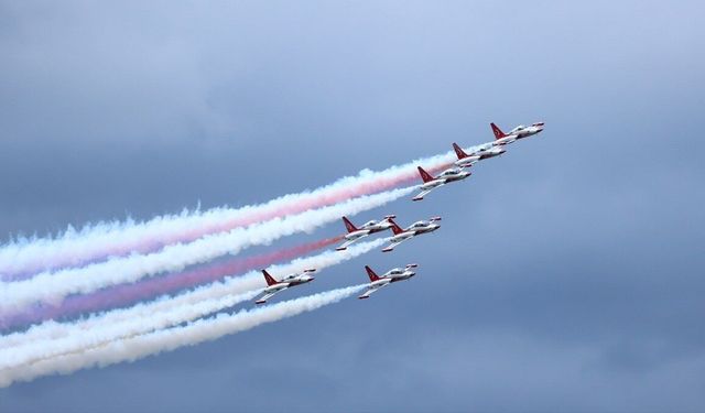 Türk Yıldızları Kastamonu semalarında gösteri uçuşu yaptı