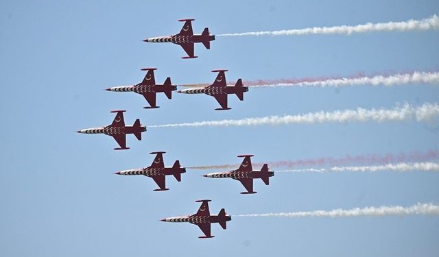 Türk Yıldızları'nın Belçika'daki gösterisi büyük ilgi gördü