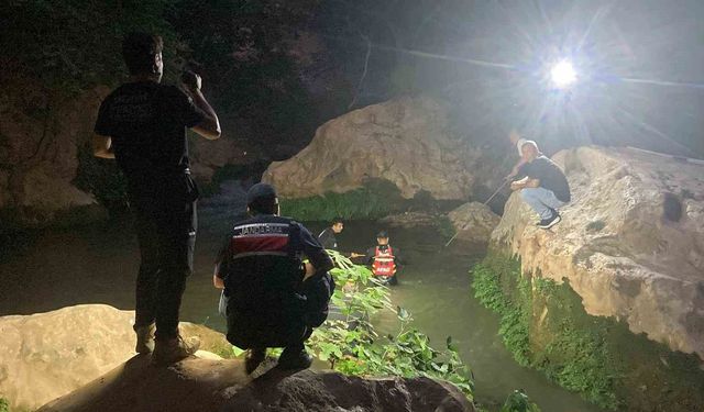 Vadide girdiği suda akıntıya kapılan çocuk hayatın kaybetti