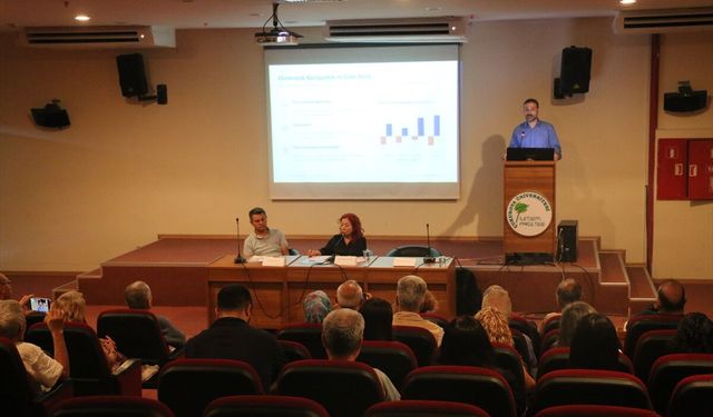 Adana'da 'Basın Buluşması'nda yerel medyanın geleceği konuşuldu