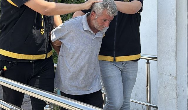 Adana'da mağazadan altın sandığı imitasyon takıları çalıp kaçan zanlı yakalandı