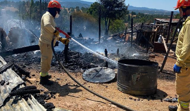 Adana'da metruk evde çıkan yangın söndürüldü