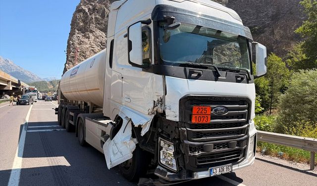Adana'da tankerle çarpışan cipteki çift yaralandı