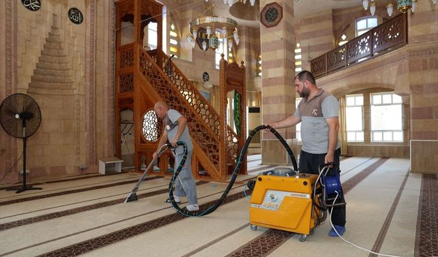 Akdeniz ilçesindeki ibadethanelerde temizlik çalışmaları sürüyor