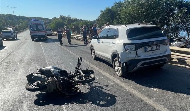 Alanya'da park halindeki otomobile çarpan motosikletteki 2 kişi ağır yaralandı