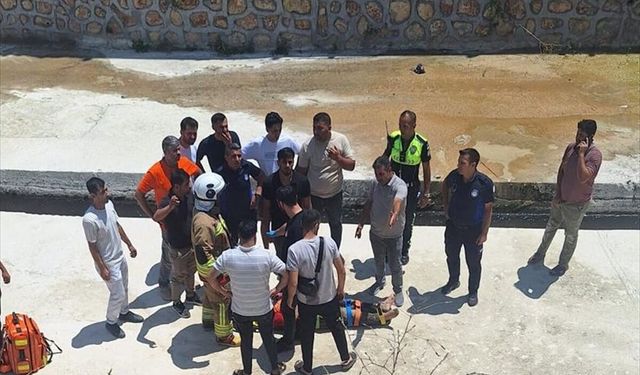 Altınözü ilçesinde köprüden düşen çocuk yaralandı