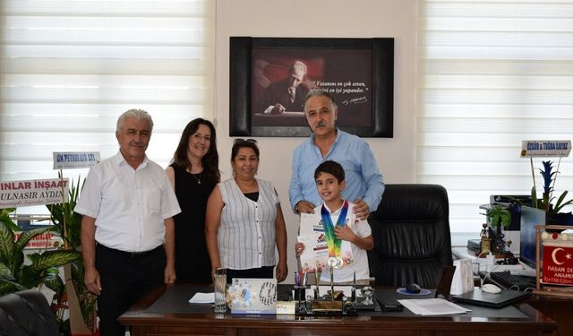 Anamurlu ilkokul öğrencisi Singapur'daki matematik yarışmasında madalya kazandı