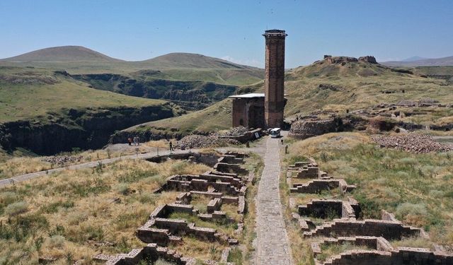 Ani'de Selçuklu Çarşısı'ndaki kazılarda 5 büyük küplü erzak deposuna ulaşıldı