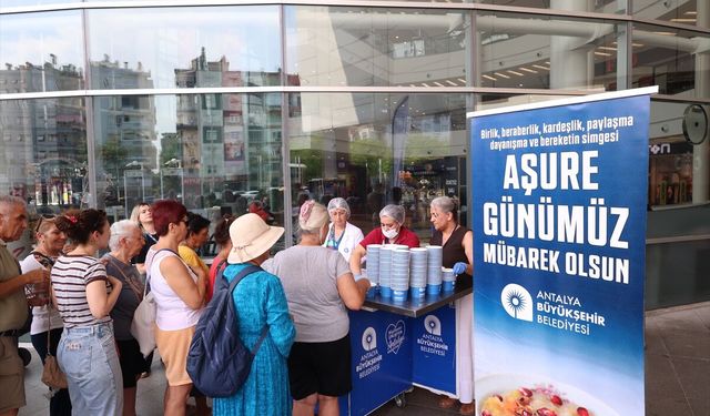 Antalya Büyükşehir Belediyesi aşure ikramını sürdürüyor