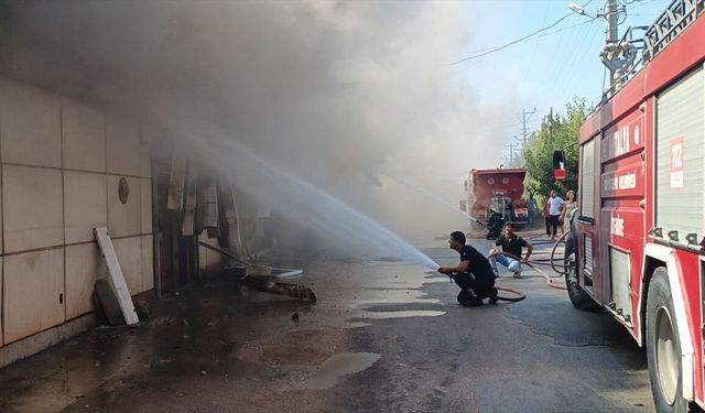 Antalya'da mobilya atölyesinde çıkan yangına müdahale ediliyor