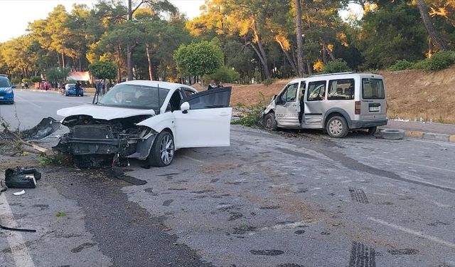 Antalya'da otomobil ile hafif ticari aracın çarpıştığı kazada 5 kişi yaralandı