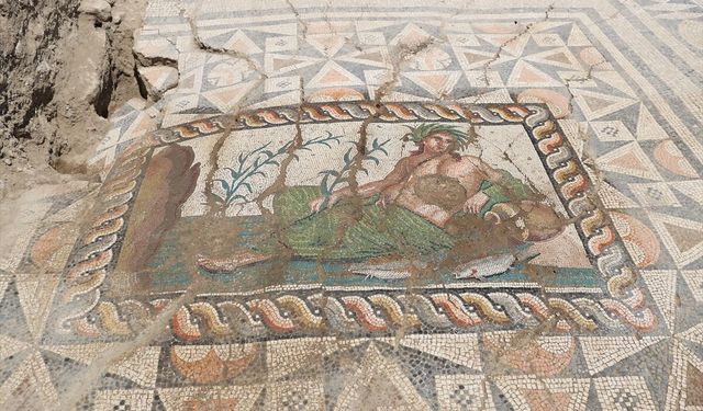Aspendos'un nehir tanrısı 'Genç Eurymedon' tasviri turistlerin gözdesi oldu