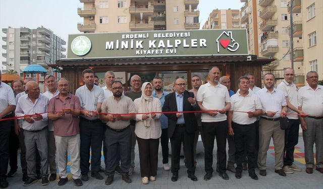 Erdemli ilçesinde Minik Kalpler Kıyafet Evi açıldı