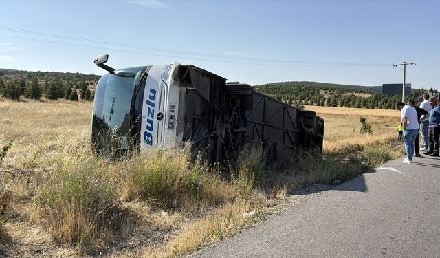 Eskişehir'de yolcu otobüsü şarampole devrildi