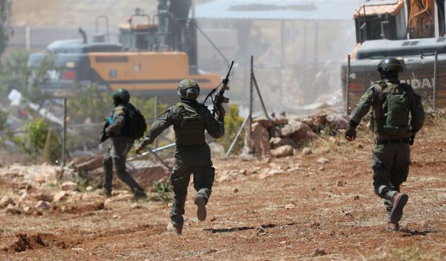 Filistin topraklarını gasbeden İsrailliler, Batı Şeria'da biri çocuk 4 kişiyi yaraladı