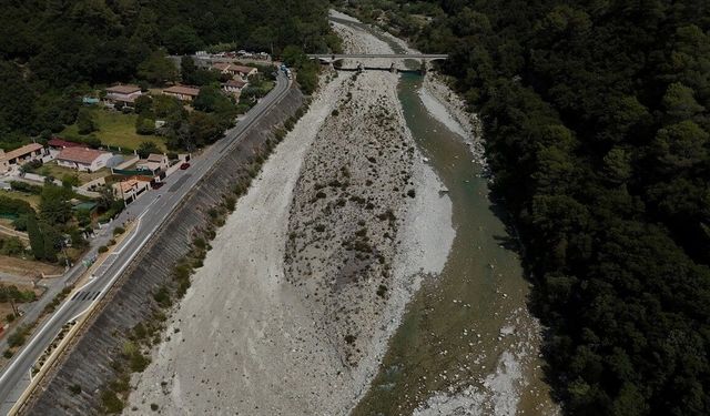 Fransa'da haftalardır süren aşırı sıcaklar nehirlerin su seviyesini düşürdü
