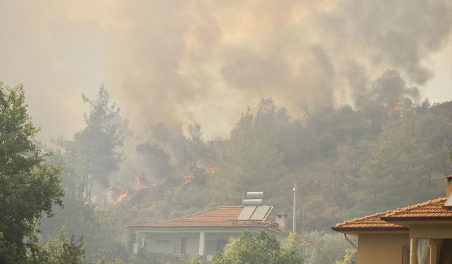 GÜNCELLEME 2 - Fethiye'de çıkan orman yangınına havadan ve karadan müdahale ediliyor