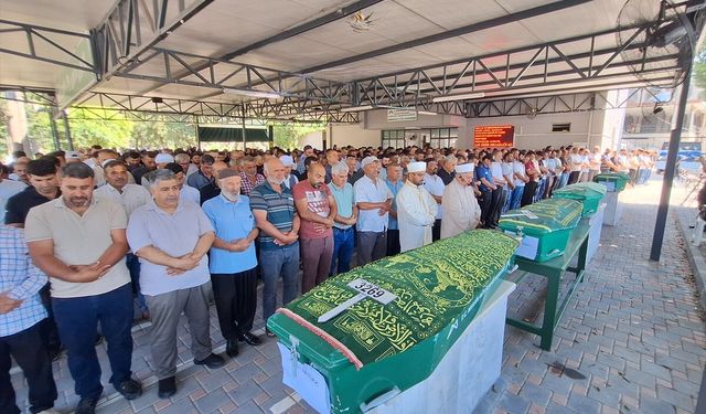 GÜNCELLEME - Mersin'de denize giren 5 kişilik aileden 3'ü boğuldu